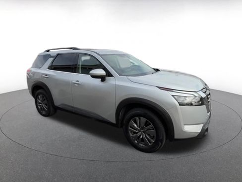 Used 2025 Nissan Pathfinder SV image 2
