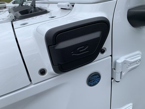 Used 2025 Jeep Wrangler Unlimited Sahara AWD/4WD image 6