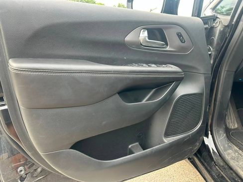 Used 2026 Chrysler Pacifica Select FWD image 10
