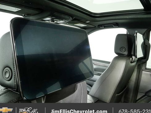 Used 2024 Chevrolet Suburban Z71 w/ Luxury Package image 19