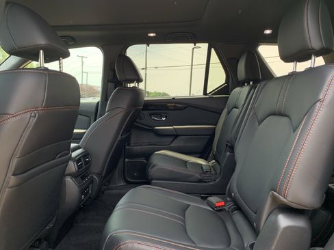 Used 2025 Honda Pilot TrailSport image 32