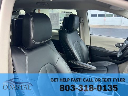 Used 2023 Chrysler Pacifica Touring-L w/ Uconnect Theater Family Group FWD image 31