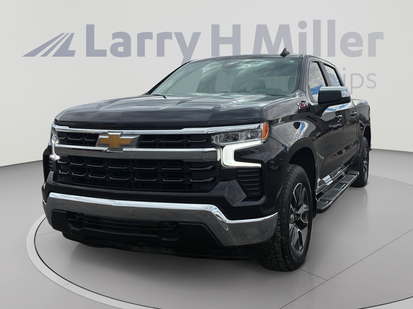 Used 2022 Chevrolet Silverado 1500 LT AWD/4WD image 1
