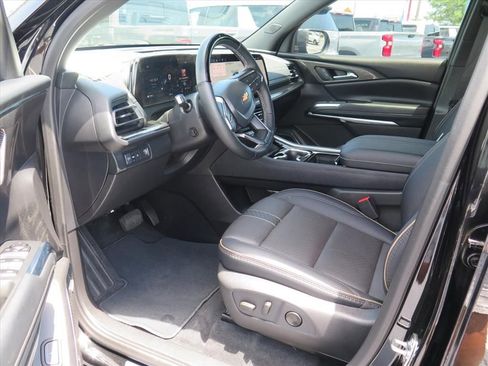 Used 2025 Chevrolet Traverse High Country w/ LPO, Roadside Safety Package FWD image 10