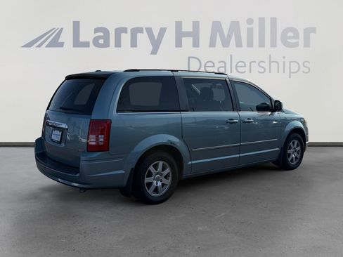 Used 2010 Chrysler Town & Country Touring FWD image 6