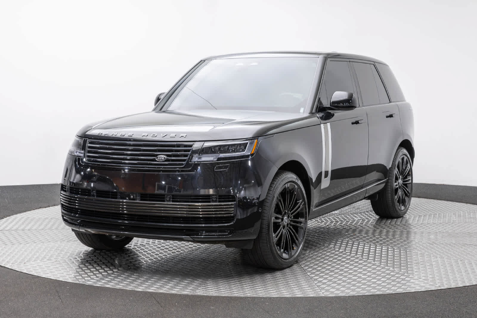 Used 2025 Land Rover Range Rover SV AWD/4WD image 1