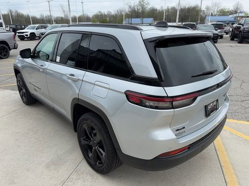 Used 2024 Jeep Grand Cherokee Limited w/ Black Appearance Package image 7