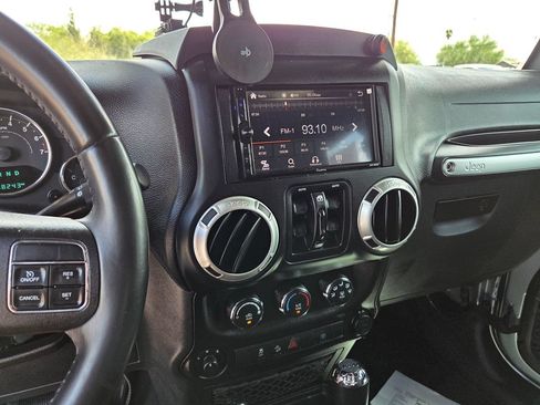 Used 2018 Jeep Wrangler Unlimited Sahara w/ Connectivity Group AWD/4WD image 9