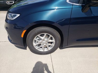 New 2025 Chrysler Pacifica Select