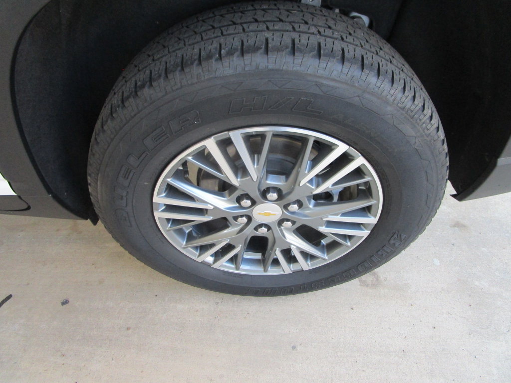 Used 2025 Chevrolet Traverse LT FWD image 11