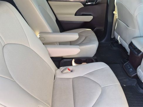 Used 2021 Toyota Highlander Limited FWD image 9