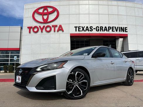 Used 2025 Nissan Altima 2.5 SR image 2