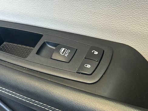 Used 2024 Chrysler Pacifica Limited FWD image 21