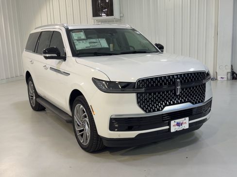 New 2026 Lincoln Navigator Premiere AWD/4WD image 3