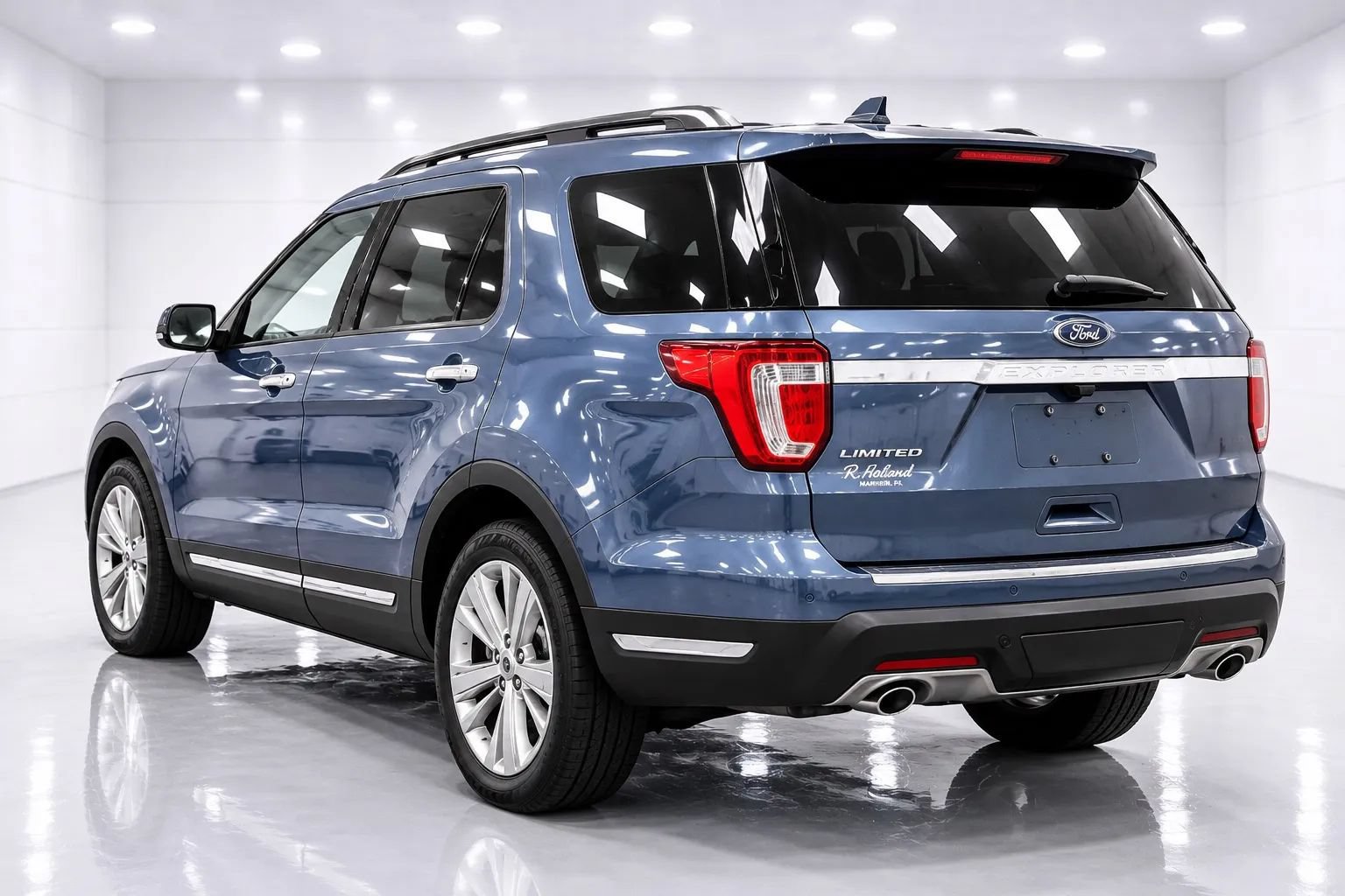 Used 2019 Ford Explorer Limited w/ Ford Safe & Smart Package FWD image 3