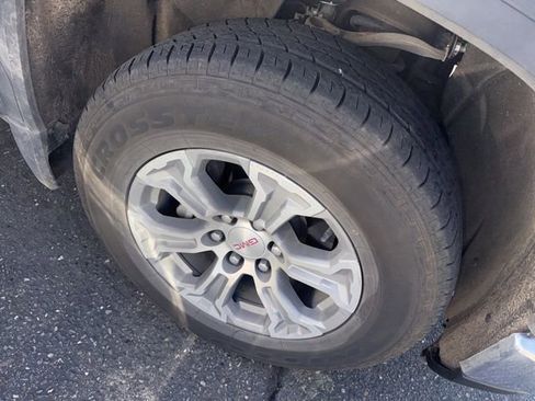 Used 2024 GMC Sierra 1500 SLT image 3