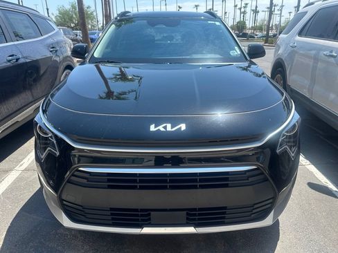 Used 2023 Kia Niro EX FWD image 2