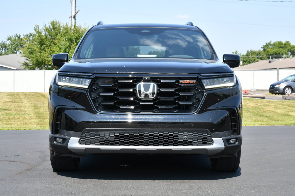 Used 2025 Honda Pilot TrailSport image 2
