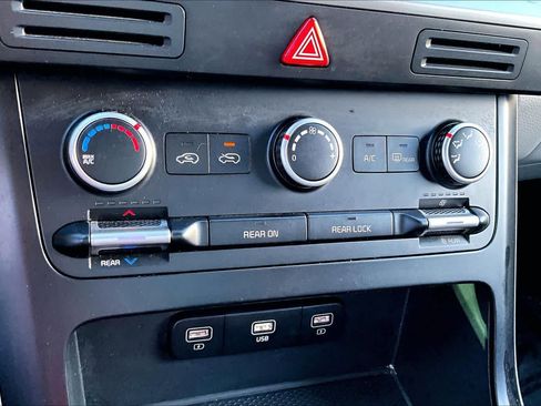 Used 2024 Kia Carnival LX image 31