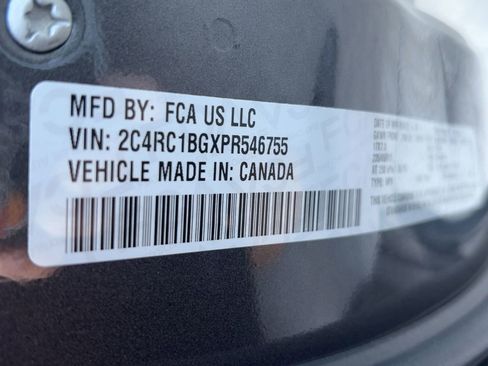 Used 2023 Chrysler Pacifica Touring-L image 17