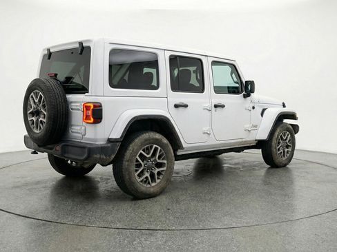 Used 2025 Jeep Wrangler Sahara image 9