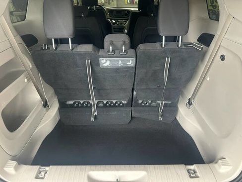 Used 2017 Chrysler Pacifica LX FWD image 11