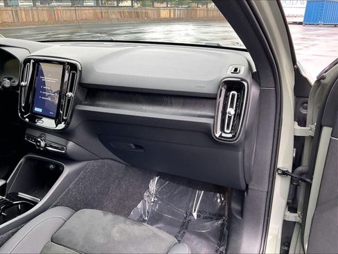 Used 2023 Volvo XC40 Recharge Ultimate image 19