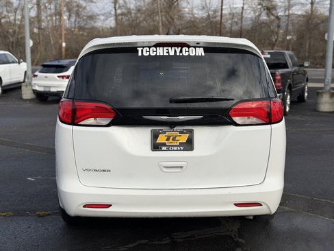 Used 2023 Chrysler Voyager LX image 5