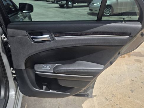 Used 2019 Chrysler 300 Limited RWD image 17