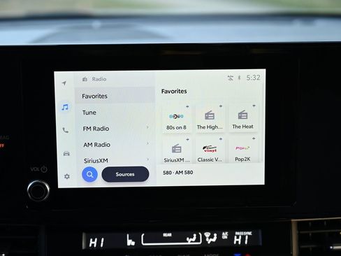 Used 2025 Toyota Sienna LE image 29