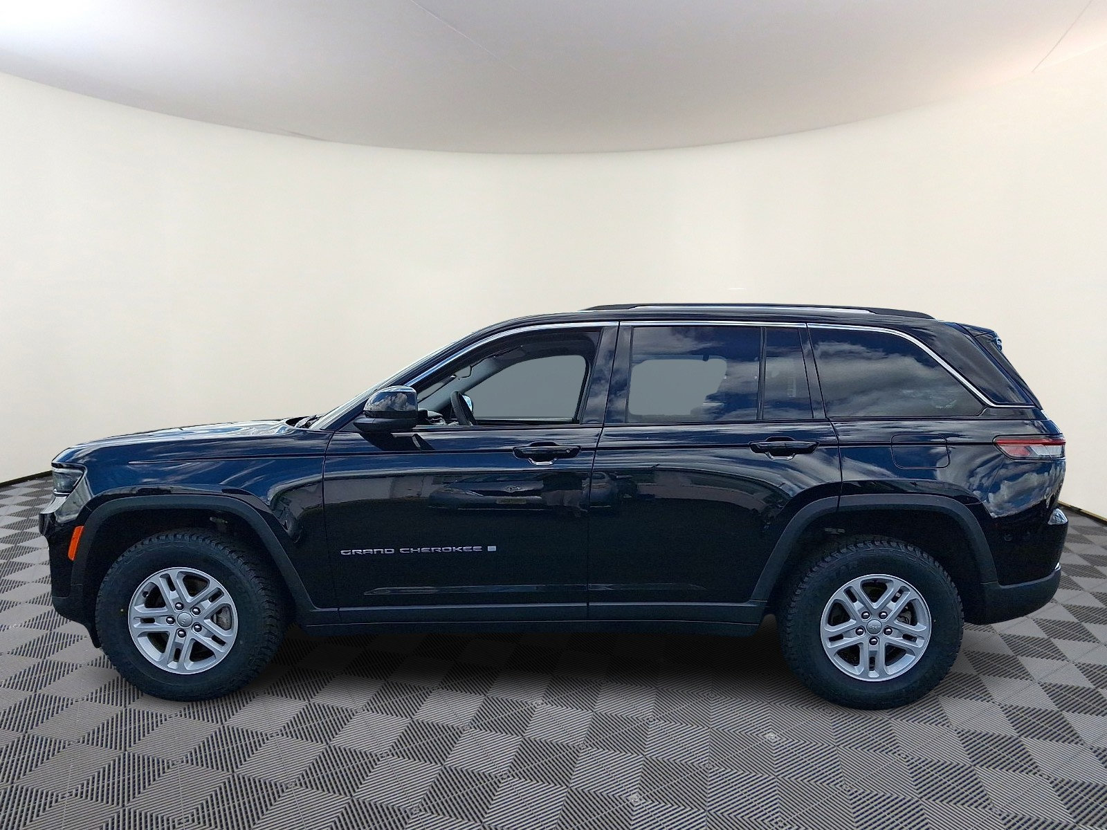 Used 2023 Jeep Grand Cherokee Laredo w/ Luxury Tech Group I AWD/4WD image 4