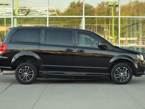 Used 2019 Dodge Grand Caravan SE FWD image 10
