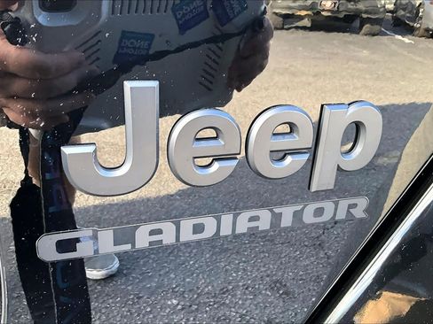 Used 2022 Jeep Gladiator Sport image 9