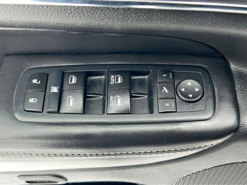 Used 2017 Jeep Grand Cherokee Overland w/ Jeep Active Safety Group image 17