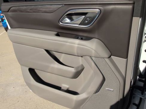 Used 2024 Chevrolet Suburban LT image 9