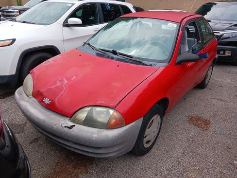 Used 2000 Chevrolet Metro Hatchback FWD image 2