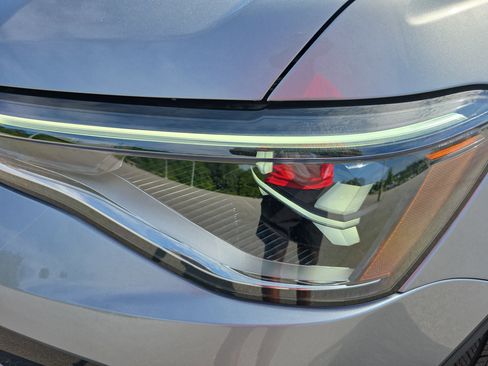 Used 2025 Volkswagen Taos SE image 28