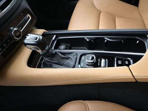 Used 2017 Volvo XC90 T6 Momentum w/ Vision Package image 11