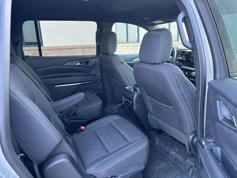 Used 2025 Chevrolet Traverse LT w/ LPO, Floor Liner Package FWD image 11