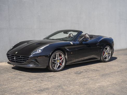 Used 2015 Ferrari California T image 1