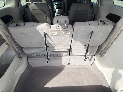 Used 2017 Chrysler Pacifica Touring w/ Tire & Wheel Group FWD image 16