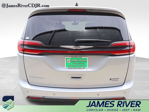 Used 2024 Chrysler Pacifica Touring-L FWD image 4