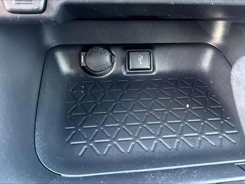 Used 2021 Toyota RAV4 LE w/ Carpet Mat Package (TMS) AWD/4WD image 31