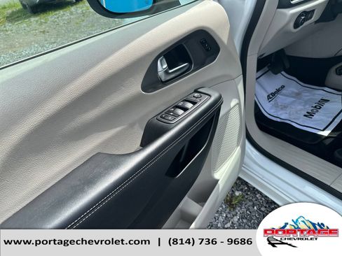 Used 2023 Chrysler Pacifica Touring-L FWD image 13
