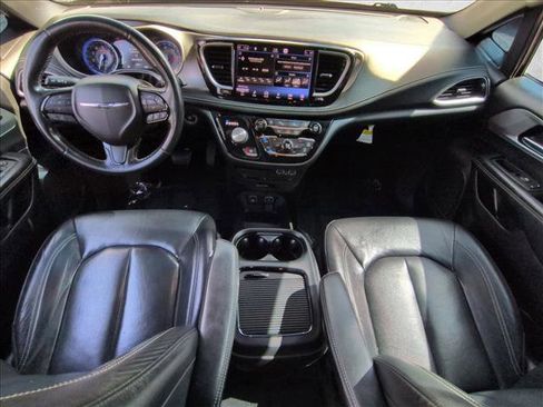 Used 2021 Chrysler Pacifica Touring-L w/ Uconnect Theater Family Group FWD image 16