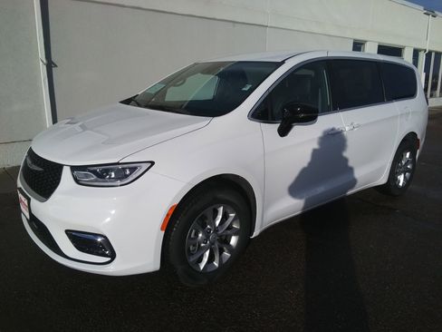 New 2026 Chrysler Pacifica Select image 2