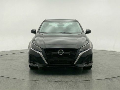 Used 2025 Nissan Altima 2.5 SV FWD image 2