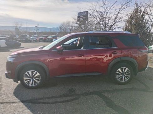 Used 2023 Nissan Pathfinder SL w/ SL Black Package AWD/4WD image 7