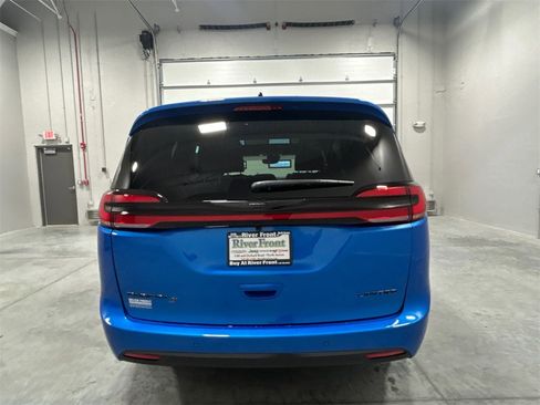New 2026 Chrysler Pacifica Limited image 7
