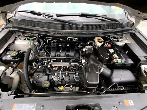 Used 2018 Ford Explorer XLT w/ Equipment Group 202A FWD image 28